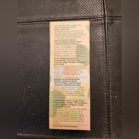 Clinique Stay-Matte Oil-Free Makeup Foundation In 05 Fair - Picture 3 of 8